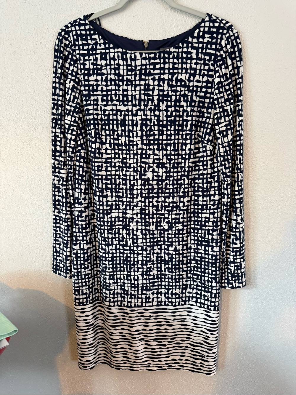 (8) Vince Camuto Navy & White Patterned Long-Sleeve Dress